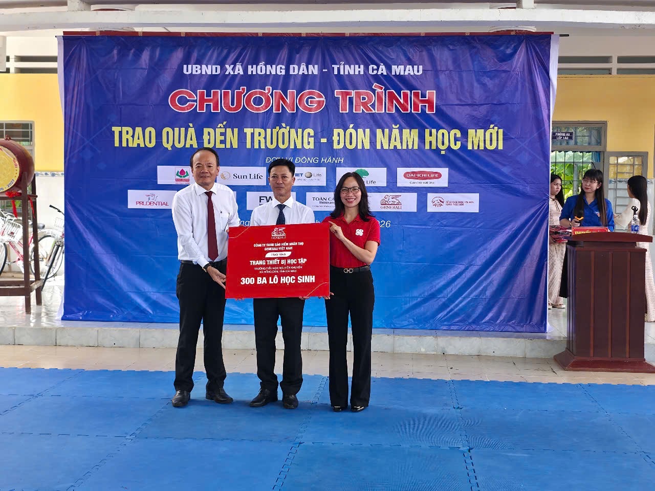 Generali Việt Nam trao tặng 300 ba lô cho học sinh Cà Mau